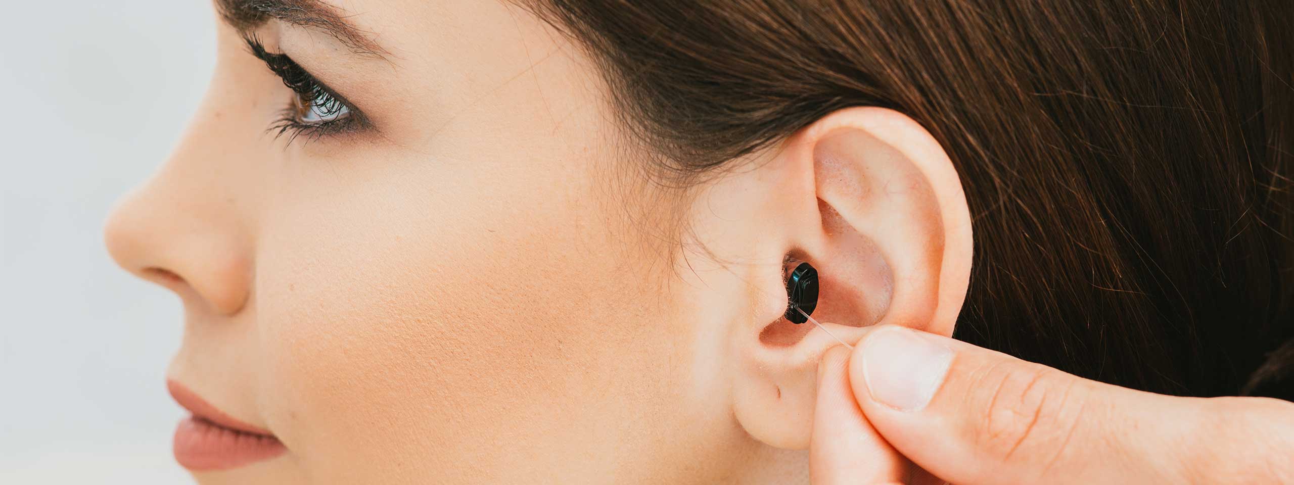 Frau mit Hörgerät. 